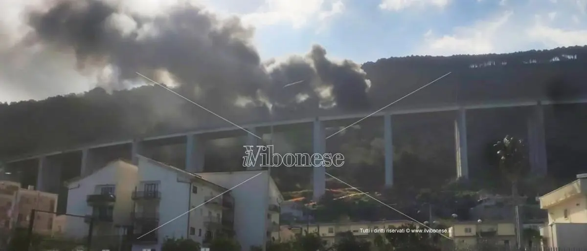 Pizzo: tir in fiamme sul ponte dell’autostrada dopo alcune esplosioni