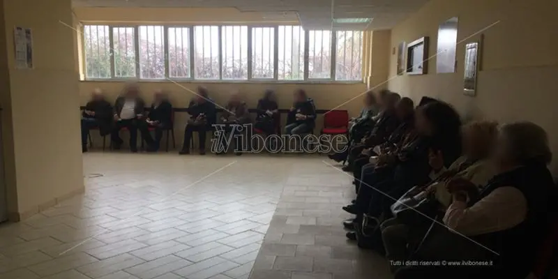 Tropea, tempi di attesa lunghissimi all’Ufficio ticket: utenti esasperati