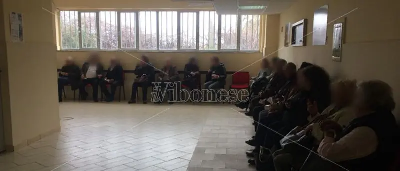 Tropea, tempi di attesa lunghissimi all’Ufficio ticket: utenti esasperati