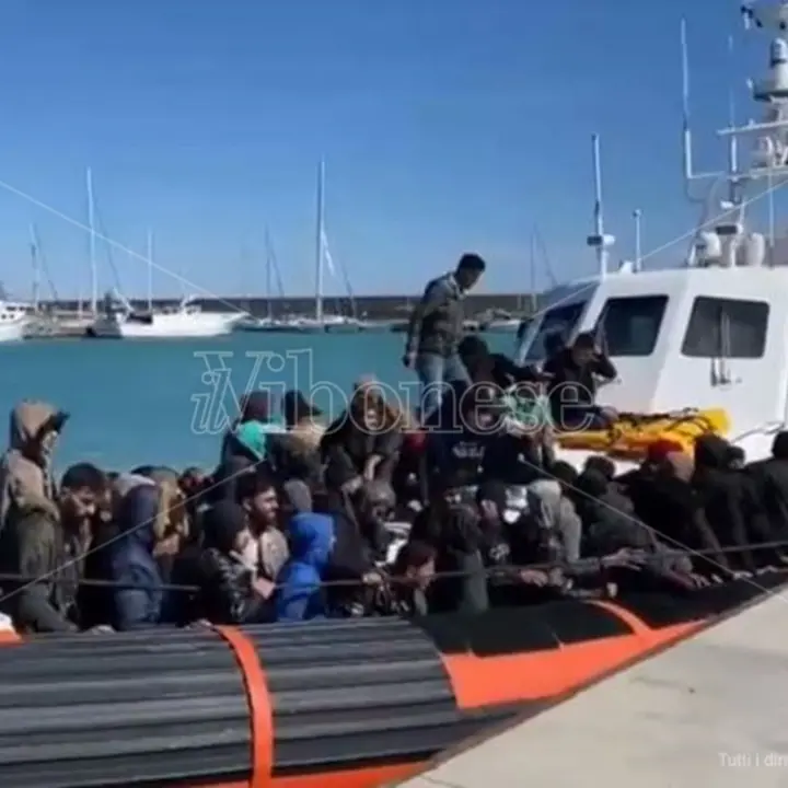 Migranti, sbarcate a Roccella Jonica altre 53 persone