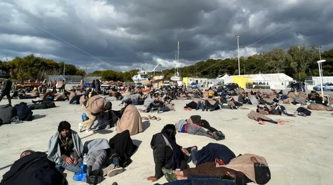 Ancora sbarchi in Calabria, 650 migranti giunti nella notte a Roccella