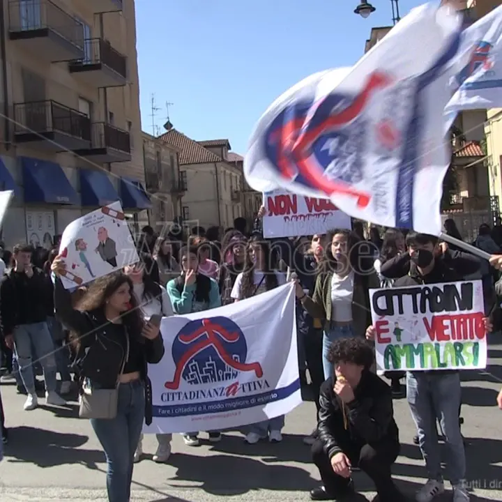 Vibo Valentia: cittadini in piazza per rivendicare il diritto alla salute - Video
