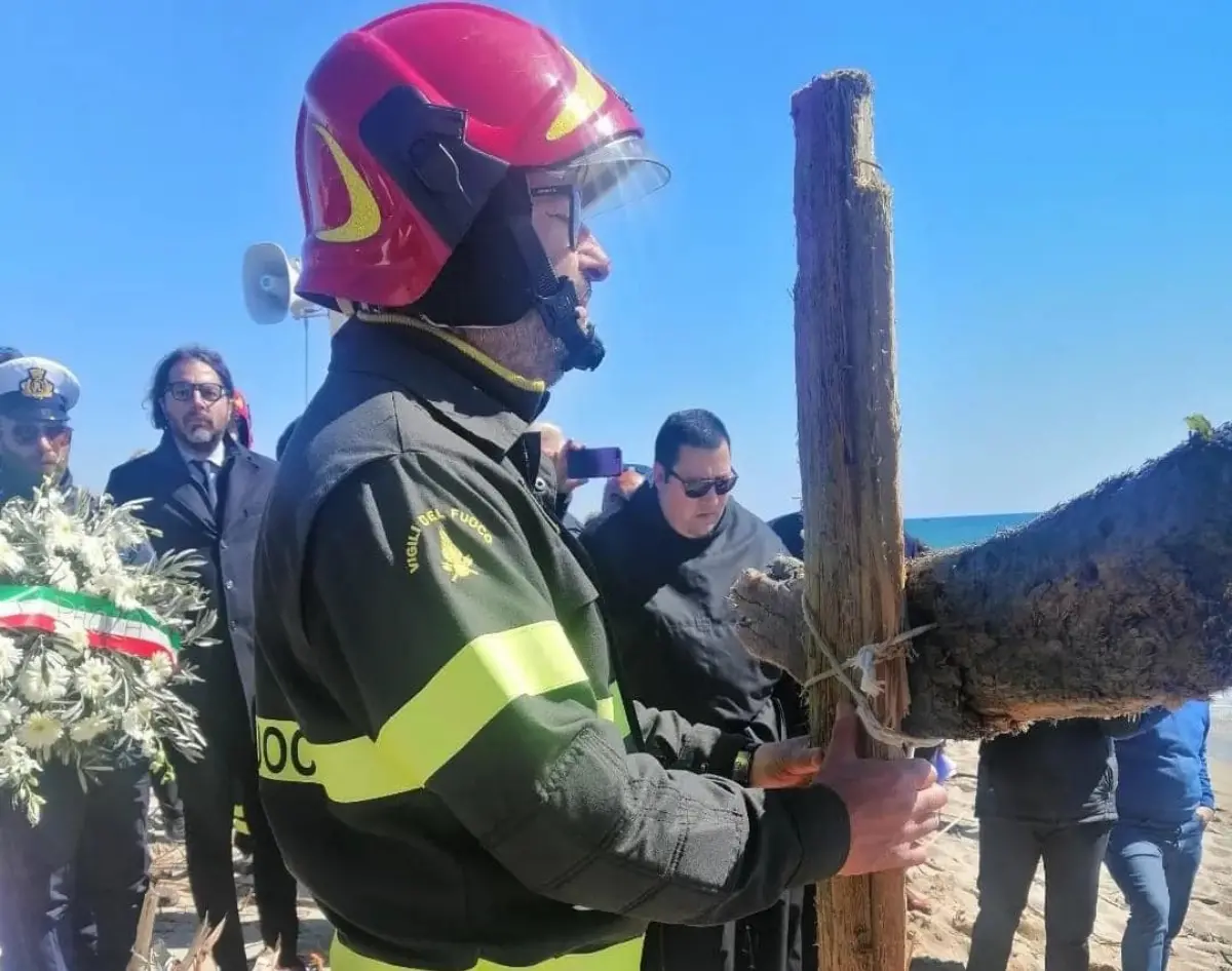 Santa Maria di Ricadi, alla Via Crucis la Croce lignea reliquia del naufragio di Cutro