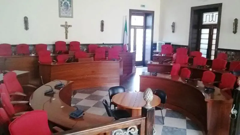 Comune di Vibo: l’inutilità di un’amministrazione, fra contributi \"allegri\" e una giunta frutto di compromessi