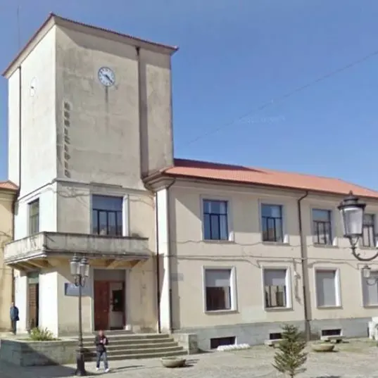 Serra, due consiglieri attaccano il sindaco sullo stipendio che però replica