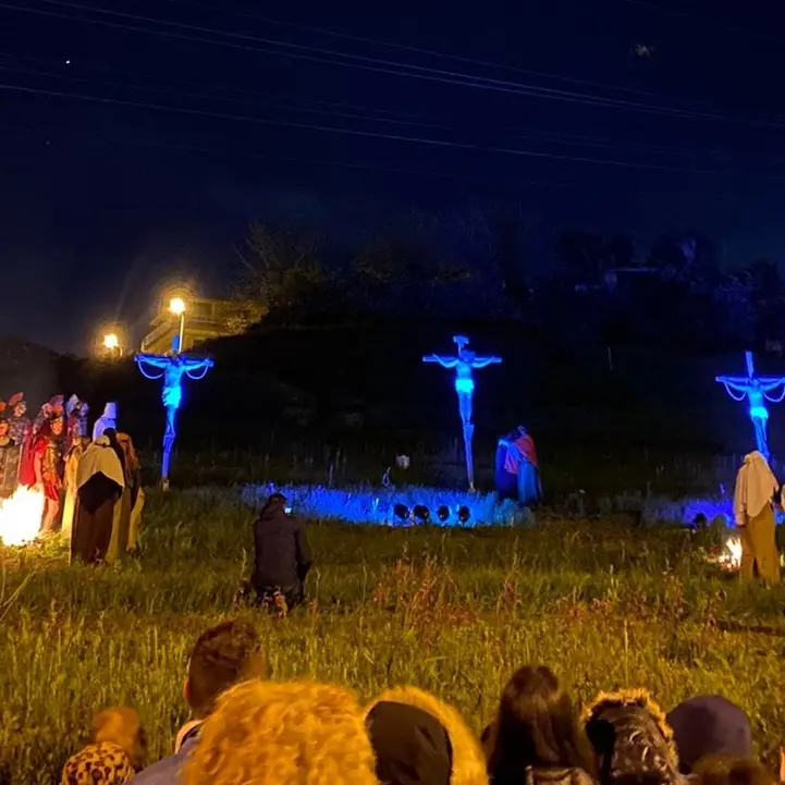 La Passione vivente emoziona la comunità di San Calogero: le foto della 35esima edizione