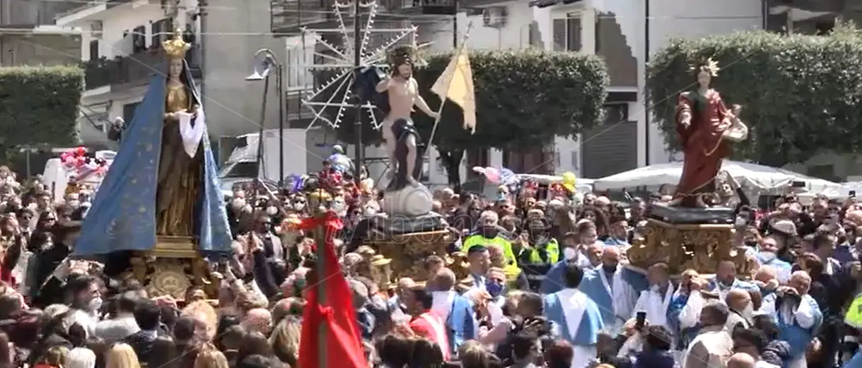 Dall’intronizzazione alla ‘Ncrinata: i suggestivi riti della Pasqua a Dasà -Video