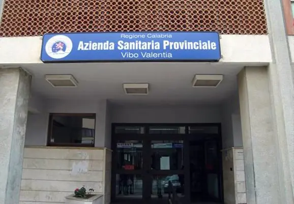 Medico interdetto si candida a dirigente dell’Asp di Vibo: arrestato