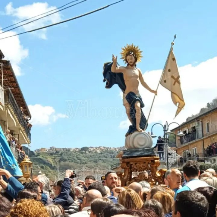 La 'Ncrinata di Dasà: il rito che racconta l'incontro tra la Madonna e Gesù risorto -Video