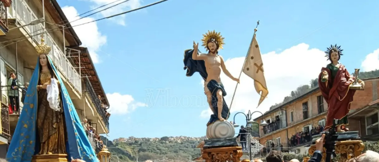 La 'Ncrinata di Dasà: il rito che racconta l'incontro tra la Madonna e Gesù risorto -Video