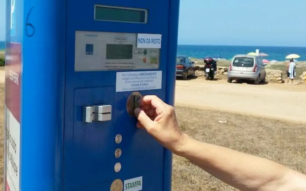 Zambrone, il Comune riattiva le strisce blu dal 1° giugno: 5 ore al mare possono costare anche 12,5 euro solo di parcheggio