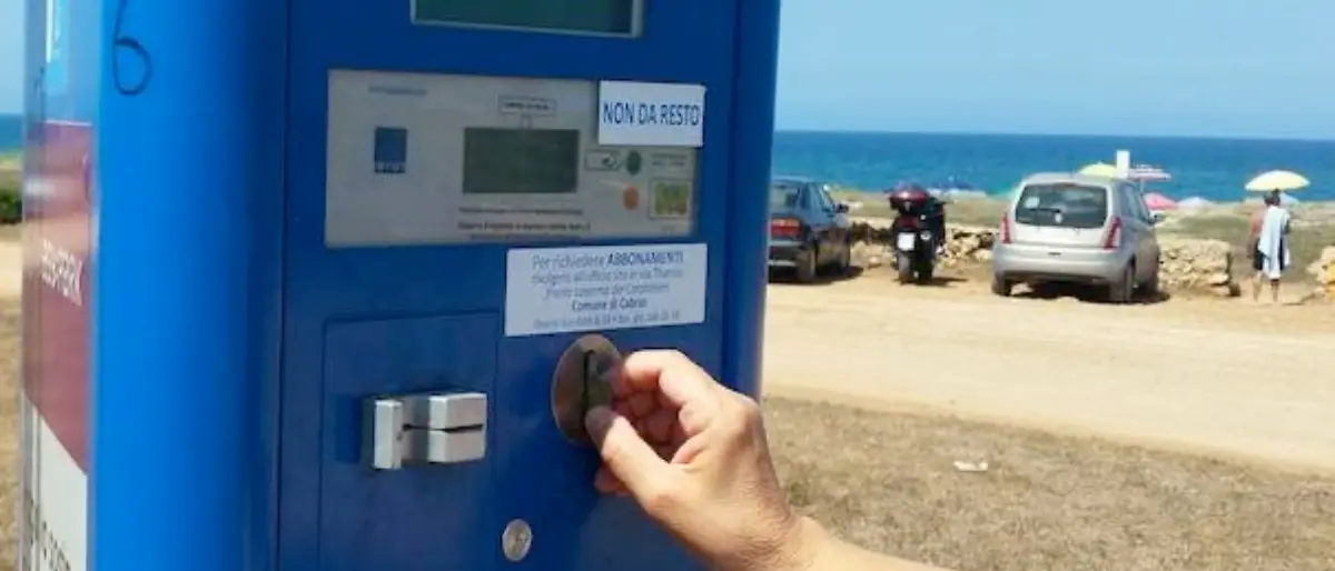 Zambrone, il Comune riattiva le strisce blu dal 1° giugno: 5 ore al mare possono costare anche 12,5 euro solo di parcheggio