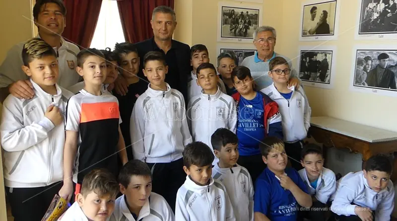 Un campione a Tropea, l’ex rossonero Daniele Massaro tra i piccoli talenti - Video