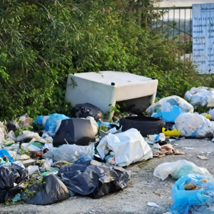 Strade nel degrado, cinque associazioni vibonesi: «Rifiuti e voragini. Spettacolo indegno»