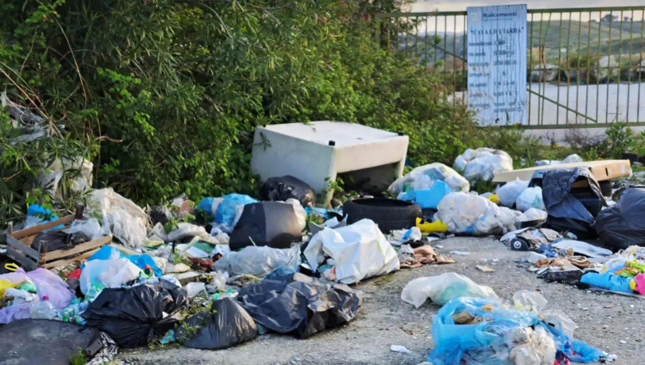 Strade nel degrado, cinque associazioni vibonesi: «Rifiuti e voragini. Spettacolo indegno»