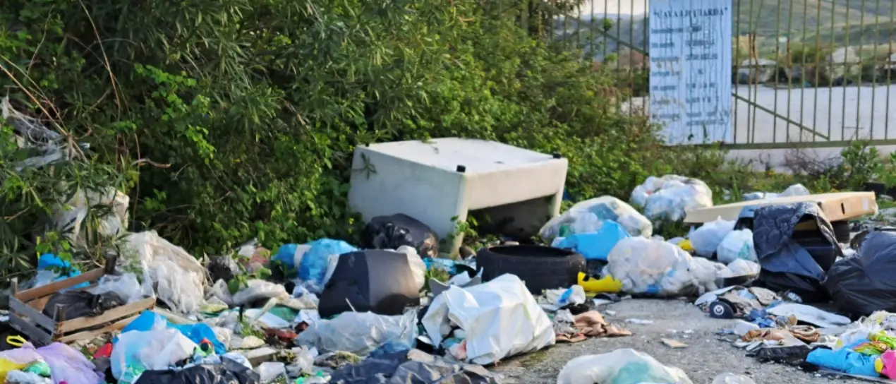 Strade nel degrado, cinque associazioni vibonesi: «Rifiuti e voragini. Spettacolo indegno»