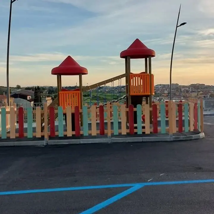 Piazza Spogliatore a Vibo e parco giochi nel parcheggio, duro affondo del M5S