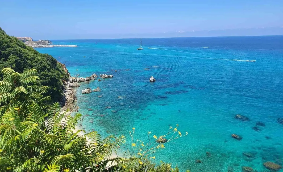 Turismo a Briatico, l’associazione commercianti: «Ad agosto bilancio positivo, si investa sul paese»