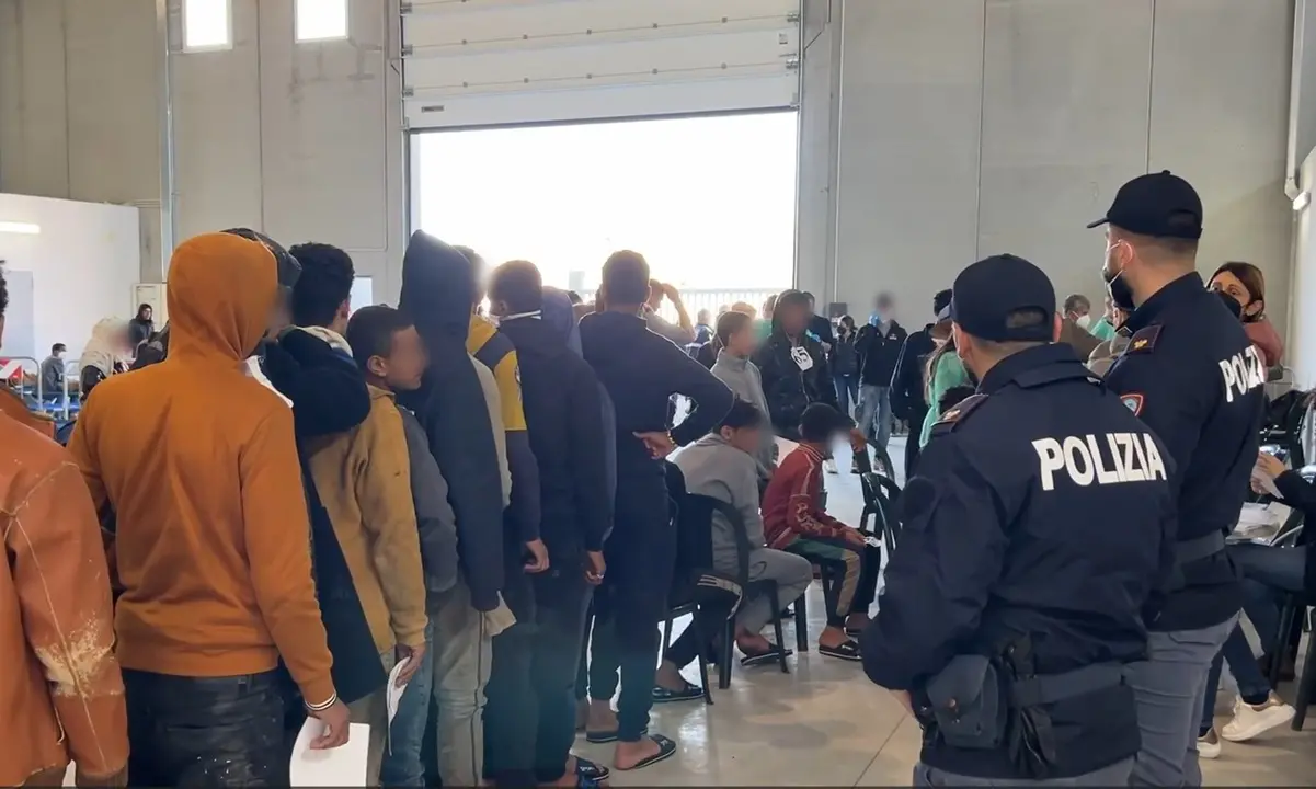 Prima notte dei migranti a Porto Salvo, stamattina la visita di una delegazione del Viminale - Video