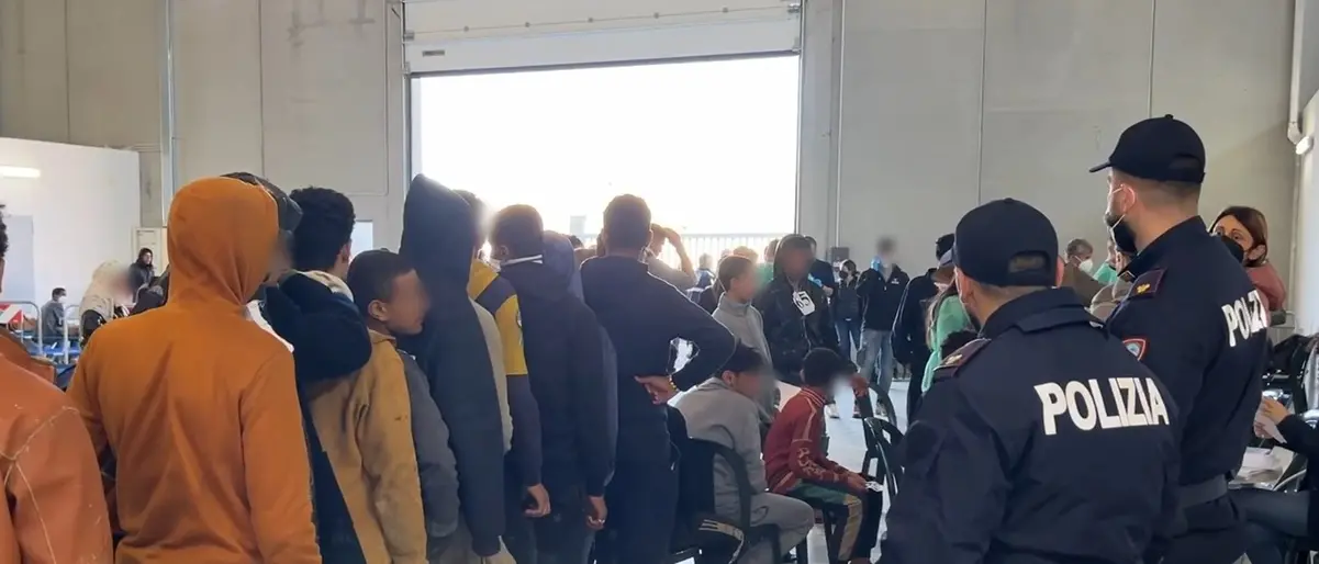 Prima notte dei migranti a Porto Salvo, stamattina la visita di una delegazione del Viminale - Video