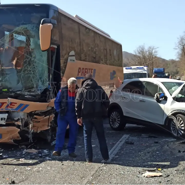 Incidente nel Cosentino, coinvolti un pullman di linea e due auto