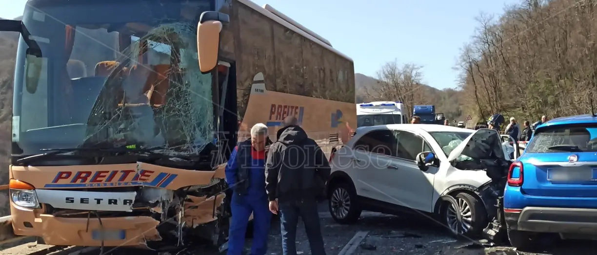 Incidente nel Cosentino, coinvolti un pullman di linea e due auto