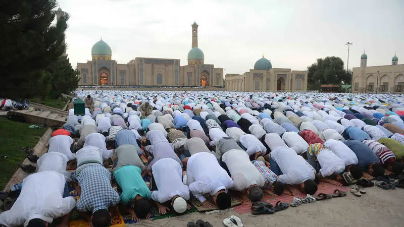 (150718) -- TASHKENT, July 18, 2015 (Xinhua) -- Muslims offer prayers during Eid al-Fitr festival in Tashkent, Uzbekistan, July 18, 2015. Eid al-Fitr festival marks the end of the Islamic holy month of Ramadan. (Xinhua/Sadat) Xinhua News Agency / eyevine Contact eyevine for more information about using this image: T: +44 (0) 20 8709 8709 E: info@eyevine.com http://www.eyevine.com , Xinhua / eyevine/contrasto