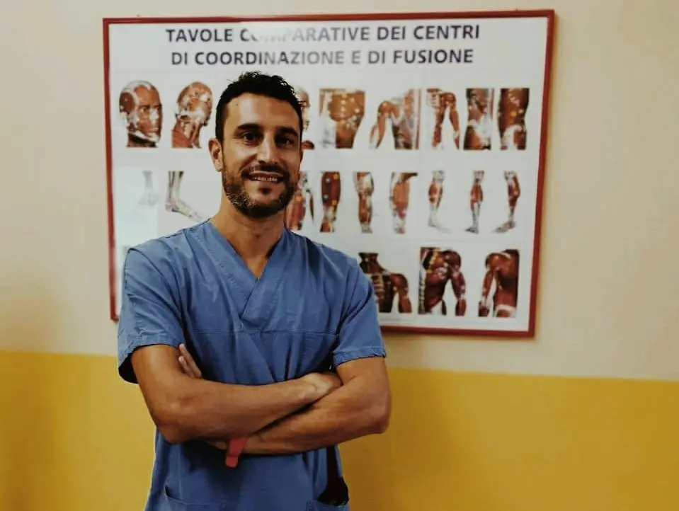 Mal di schiena da ufficio, cause e rimedi spiegati da un fisioterapista dell'Asp di Vibo