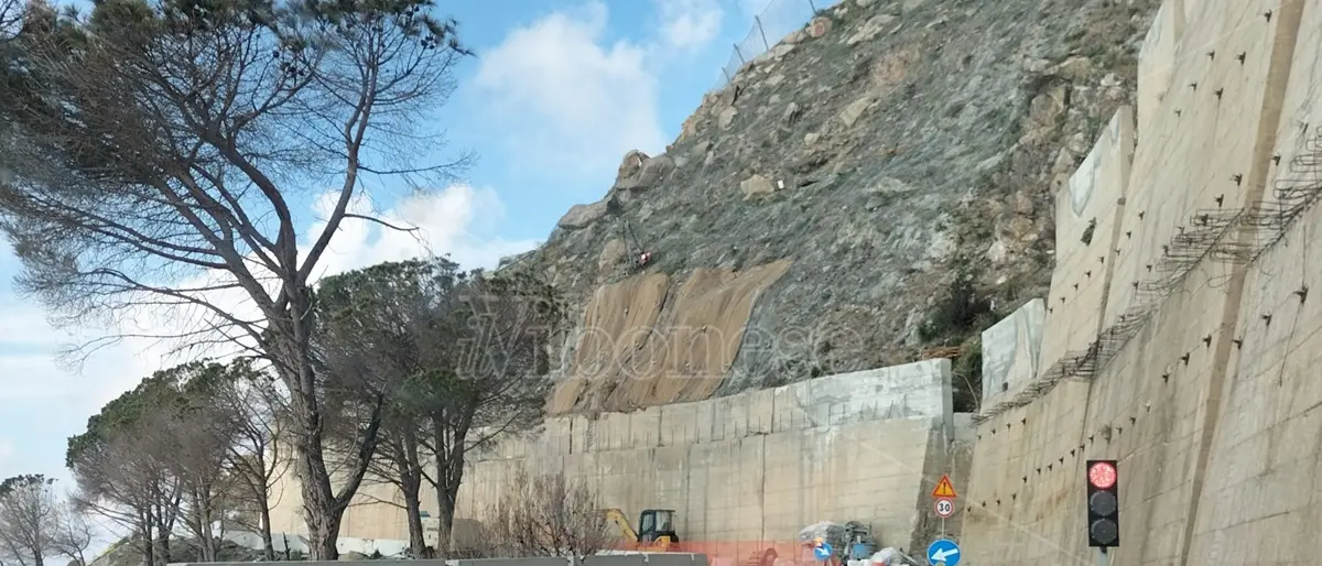 Strada del mare fra Joppolo e Coccorino, ancora un mese con senso unico alternato