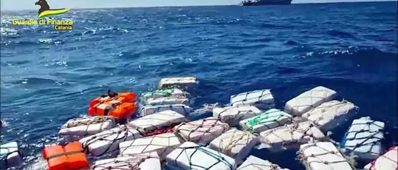 Due tonnellate di cocaina recuperate in mare: maxi sequestro al largo della Sicilia orientale