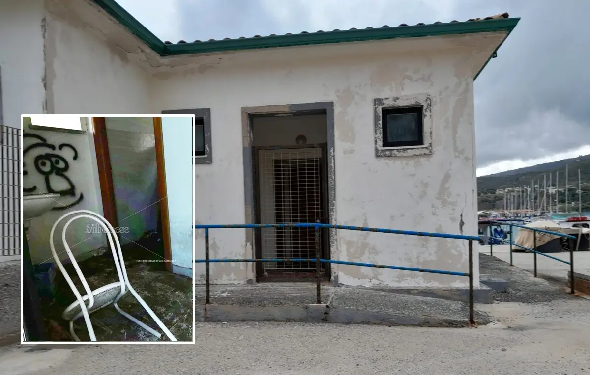 Tropea, bagni pubblici fatiscenti nell'area comunale del porto - Foto