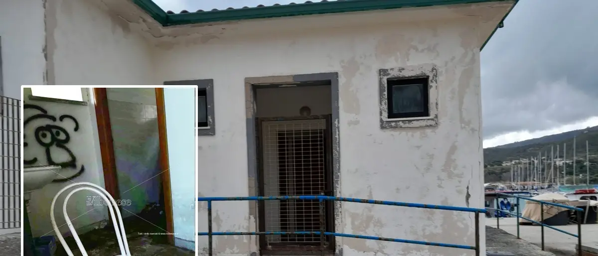 Tropea, bagni pubblici fatiscenti nell'area comunale del porto - Foto