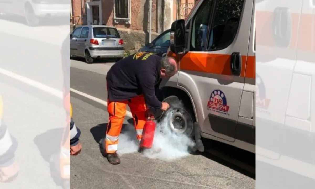 Incidente a Pizzo: arriva l'ambulanza ma una ruota va a fuoco