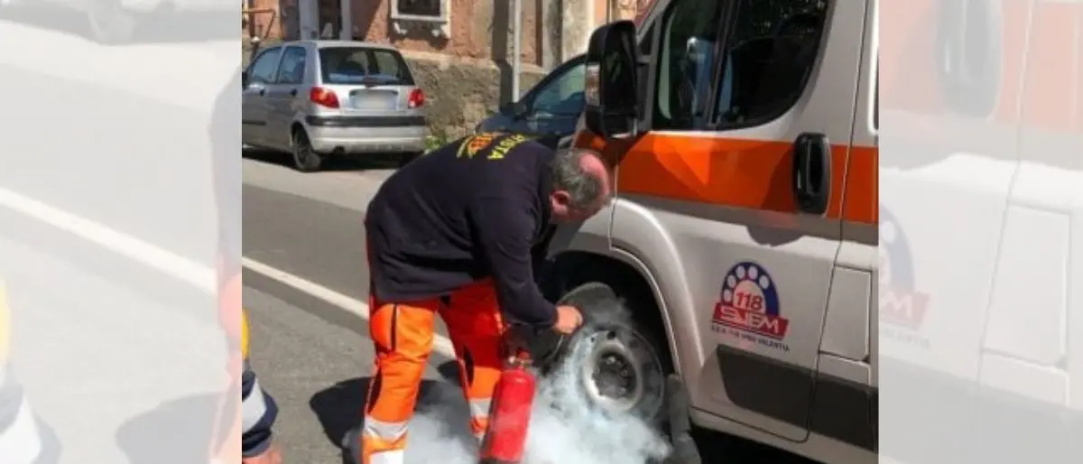 Incidente a Pizzo: arriva l'ambulanza ma una ruota va a fuoco
