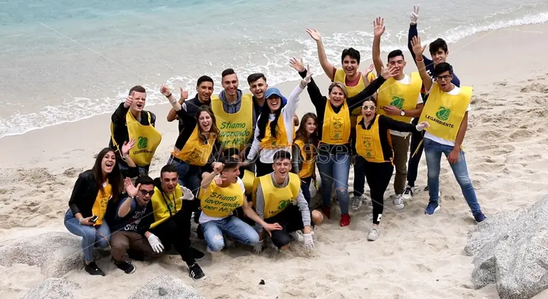 Tropea, gli studenti in spiaggia con Legambiente per un mondo plastic free - Video