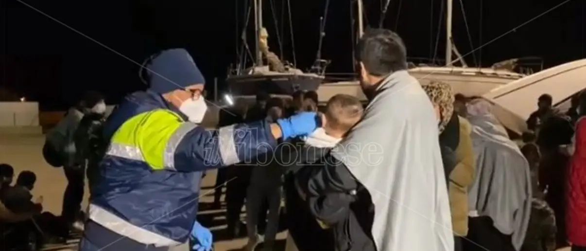 Nuovo sbarco di migranti in Calabria: giunti in novanta nel porto di Roccella