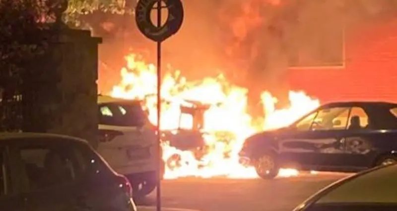 Villapiana, due auto in fiamme: il rogo è “politico”