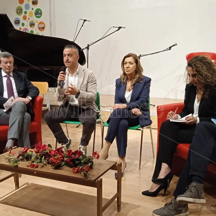 L’Amerigo Vespucci inaugura il maggio dei libri con la presentazione del saggio di Marisa Manzini – Video