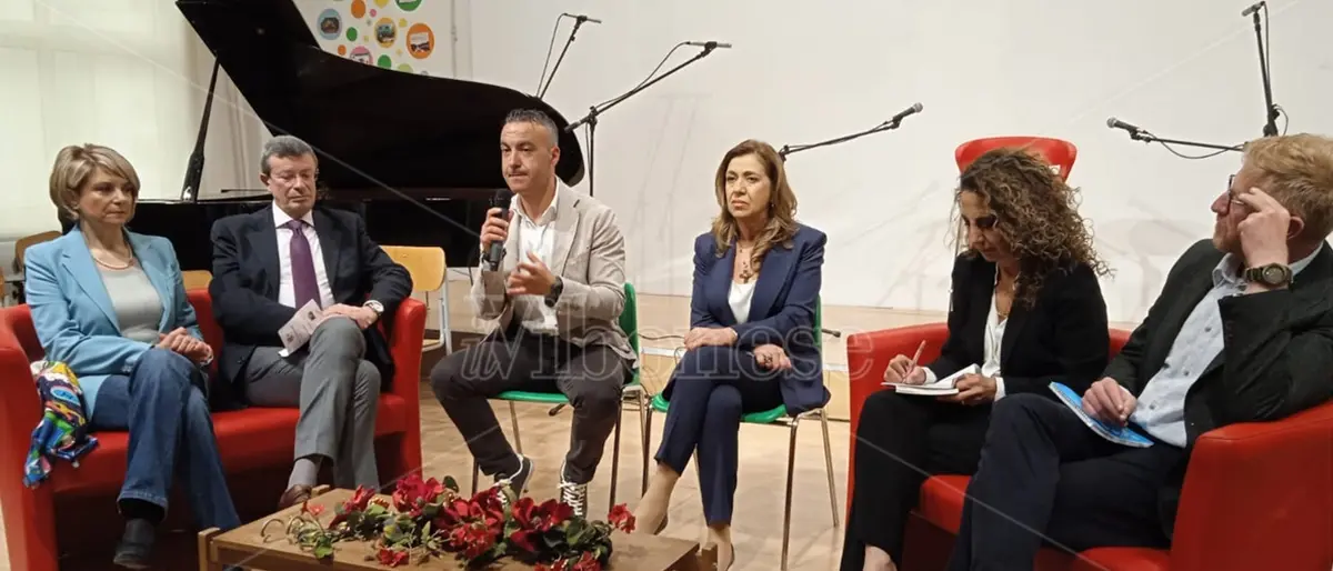 L’Amerigo Vespucci inaugura il maggio dei libri con la presentazione del saggio di Marisa Manzini – Video