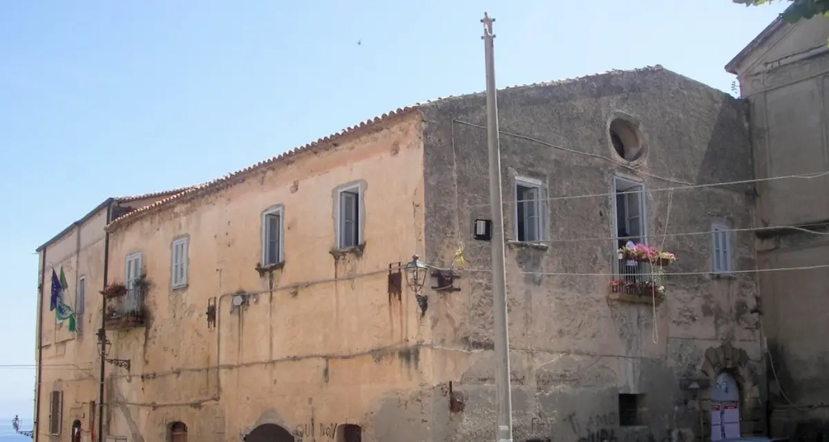 Allerta meteo e\u00A0scuole chiuse ma non in tutti i Comuni, a Tropea\u00A0la protesta degli studenti: «Commissari insensibili ai nostri timori»\n