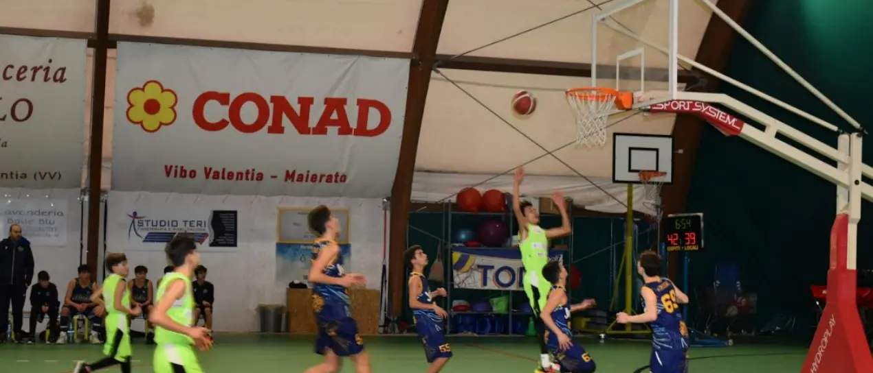 Basket giovanile, larga vittoria per la Kairos Vibo sul Catanzaro