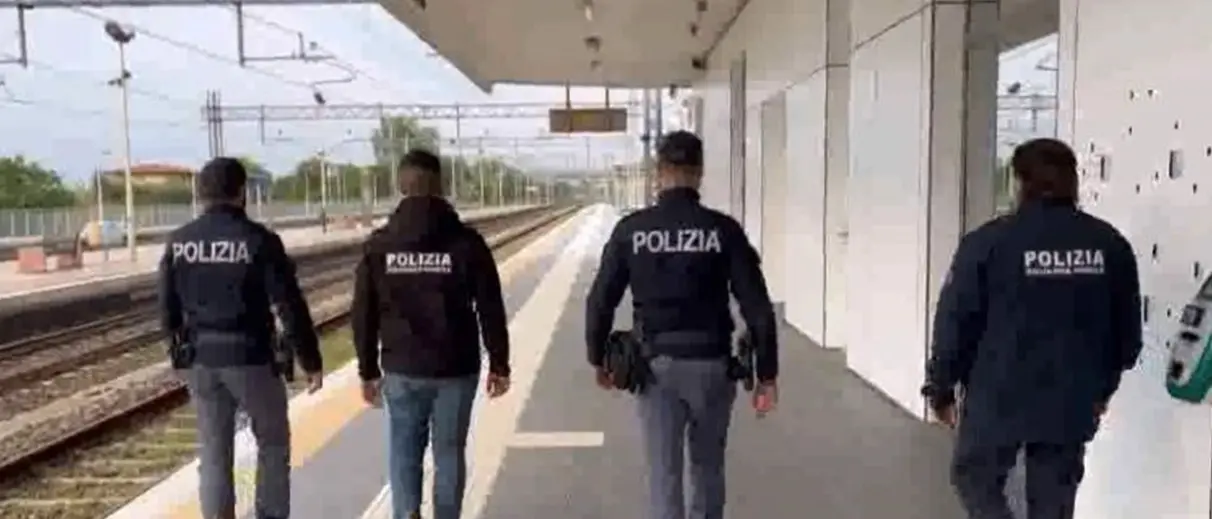 Tentata rapina alla stazione di Vibo-Pizzo, uomo fermato con la pistola taser e arrestato - Video