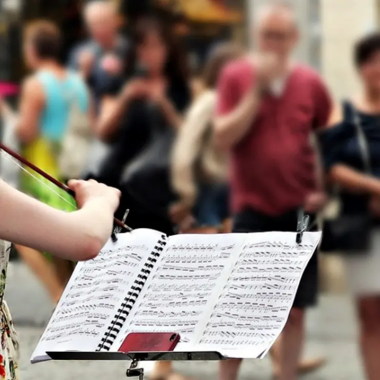 Eventi estivi, il Comune di Briatico cerca artisti di strada: al via la raccolta domande