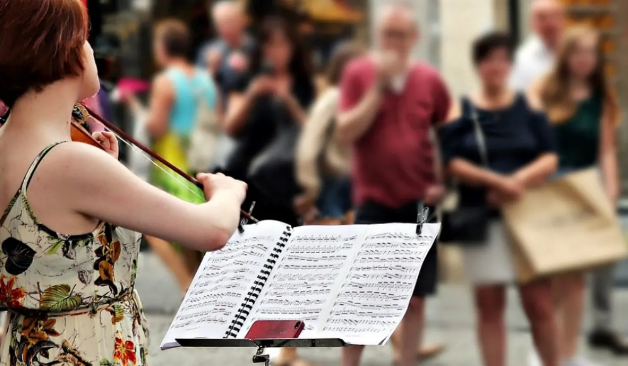 Eventi estivi, il Comune di Briatico cerca artisti di strada: al via la raccolta domande