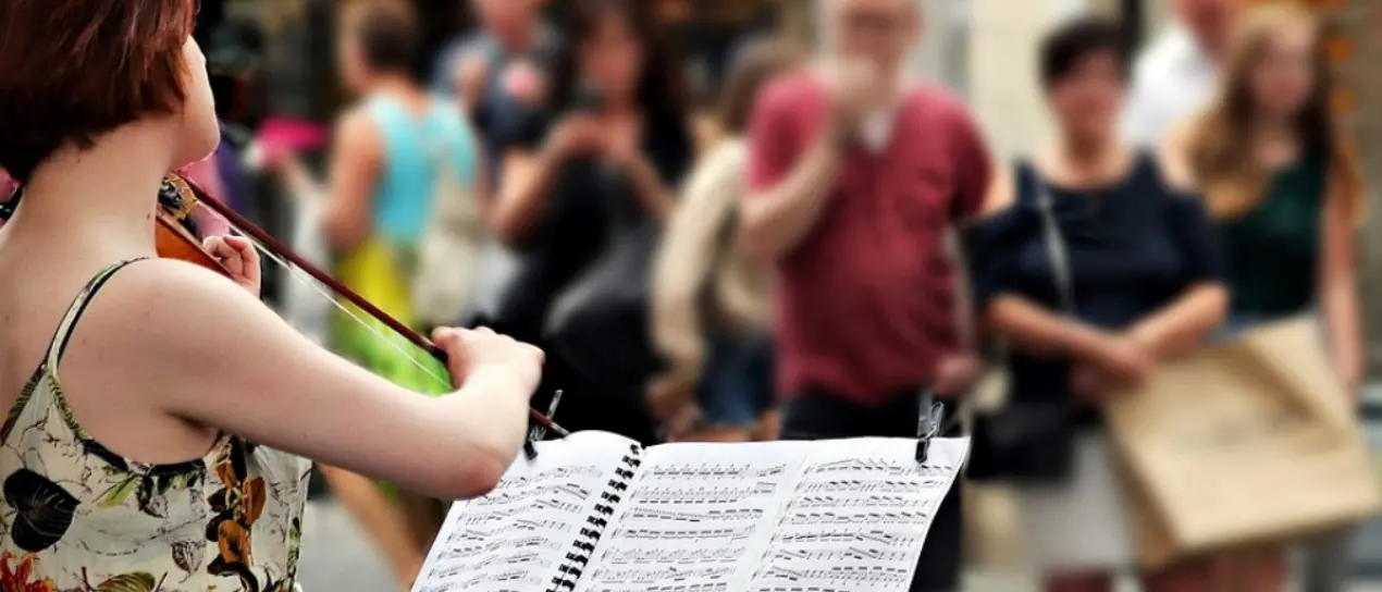 Eventi estivi, il Comune di Briatico cerca artisti di strada: al via la raccolta domande