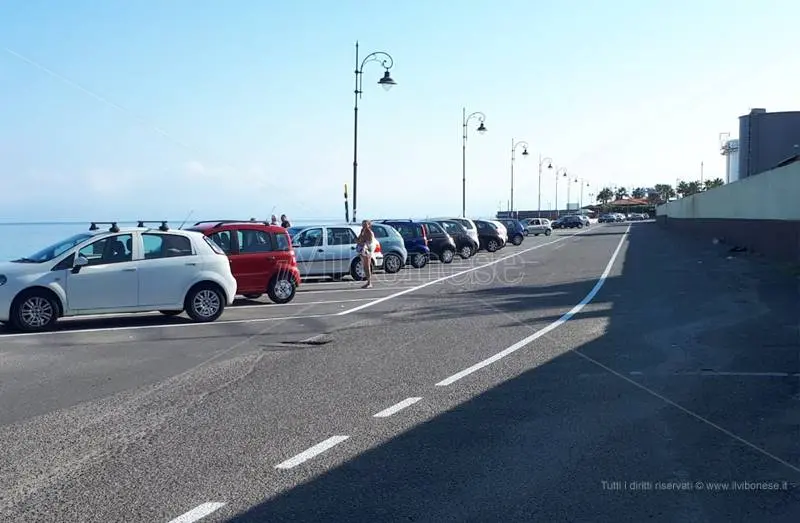 Vibo Marina, spiaggia di via Vespucci: il parcheggio rimane gratuito