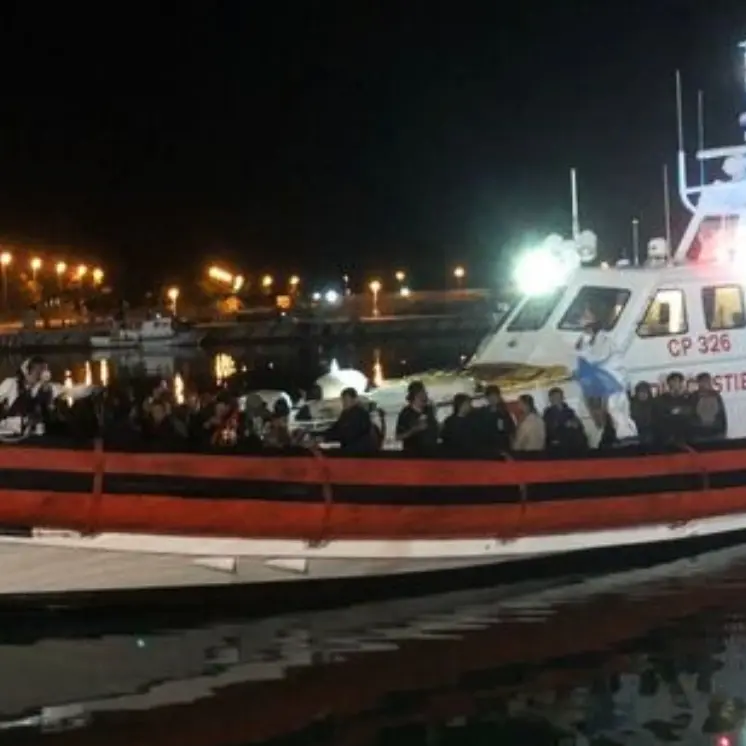 Migranti soccorsi nel Reggino, erano a bordo di una barca incagliata in una secca di sabbia