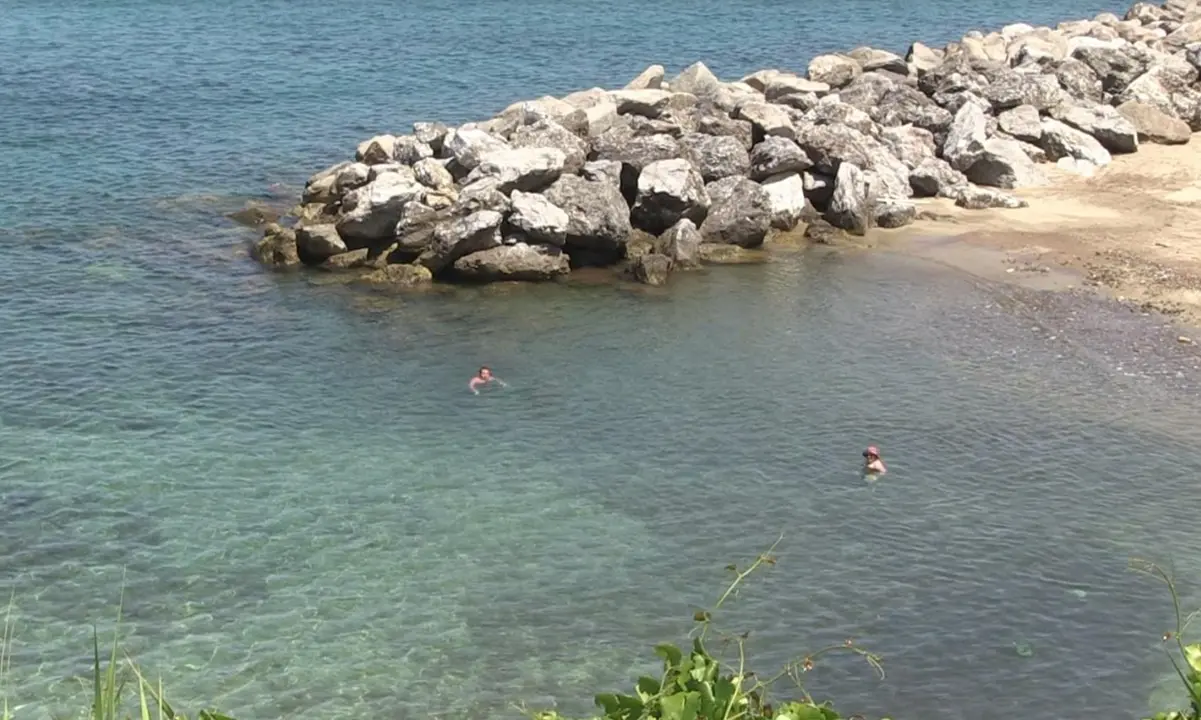 Mare sporco a Pizzo, c'è il divieto di balneazione ma nessuno lo sa - Video