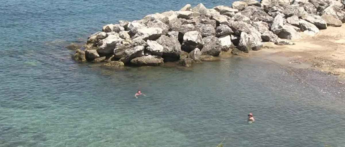 Mare sporco a Pizzo, c'è il divieto di balneazione ma nessuno lo sa - Video