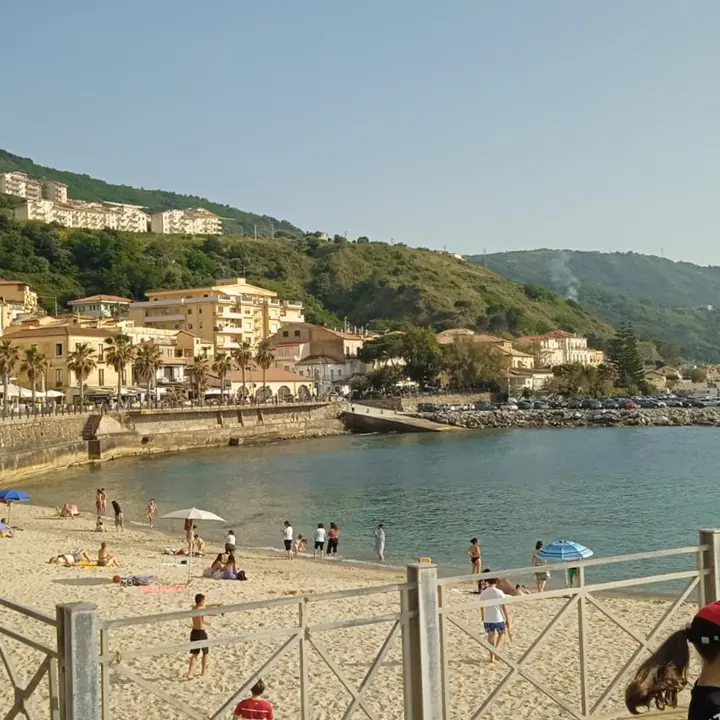 Mare finalmente pulito a Pizzo, il sindaco: «Scoveremo tutti gli scarichi abusivi»